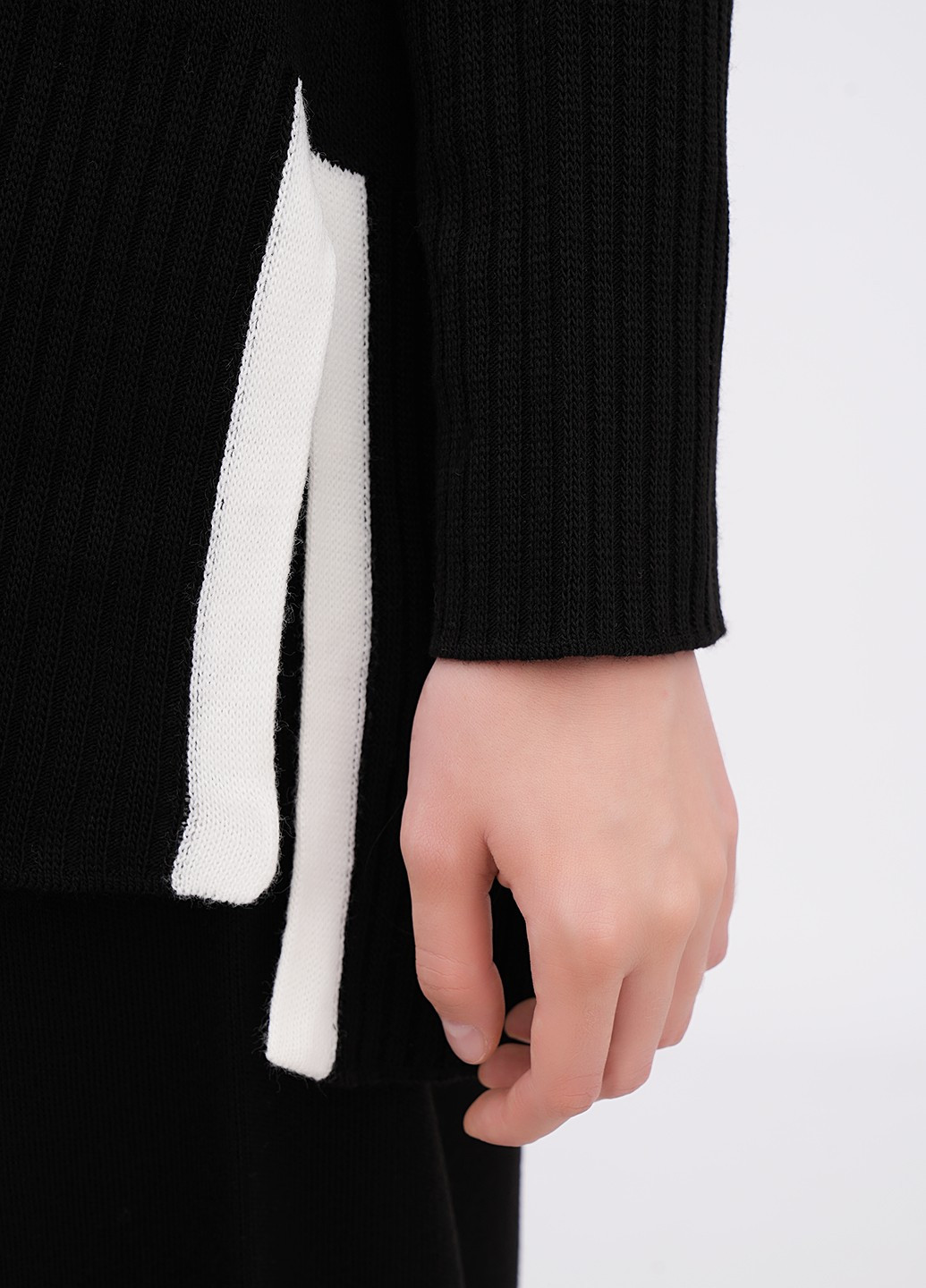 Черный зимний свитер EQUILIBRI