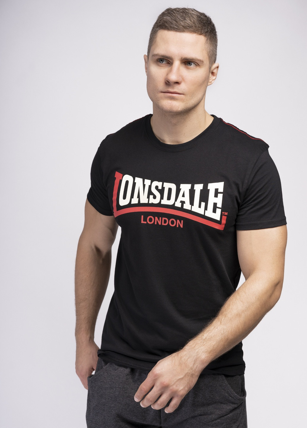 Чорна футболка чоловіча Lonsdale