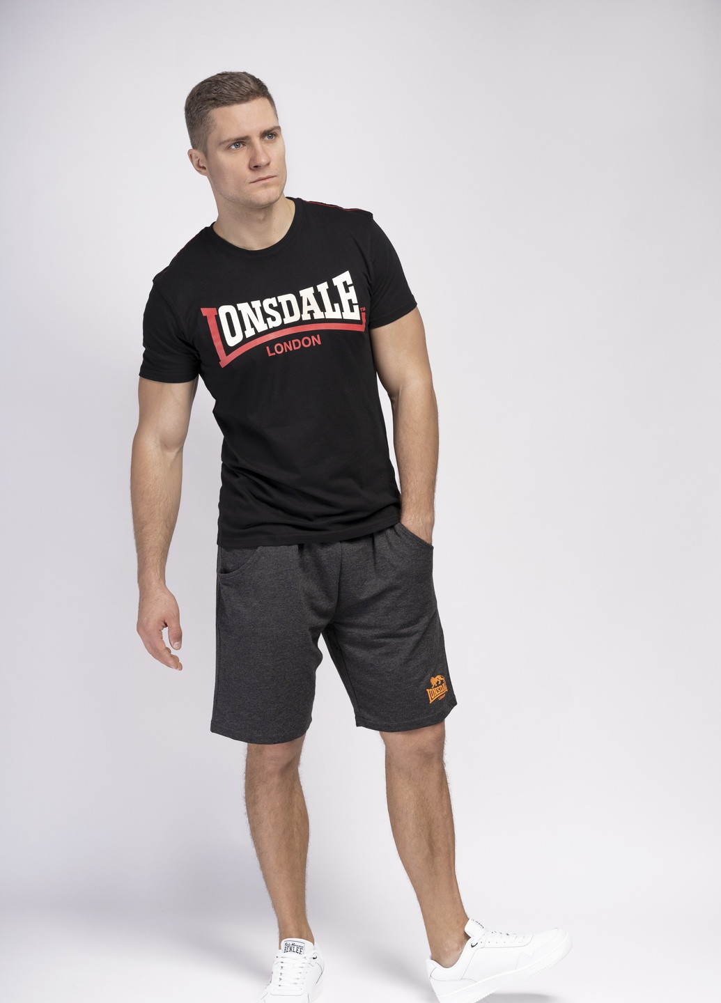 Чорна футболка чоловіча Lonsdale
