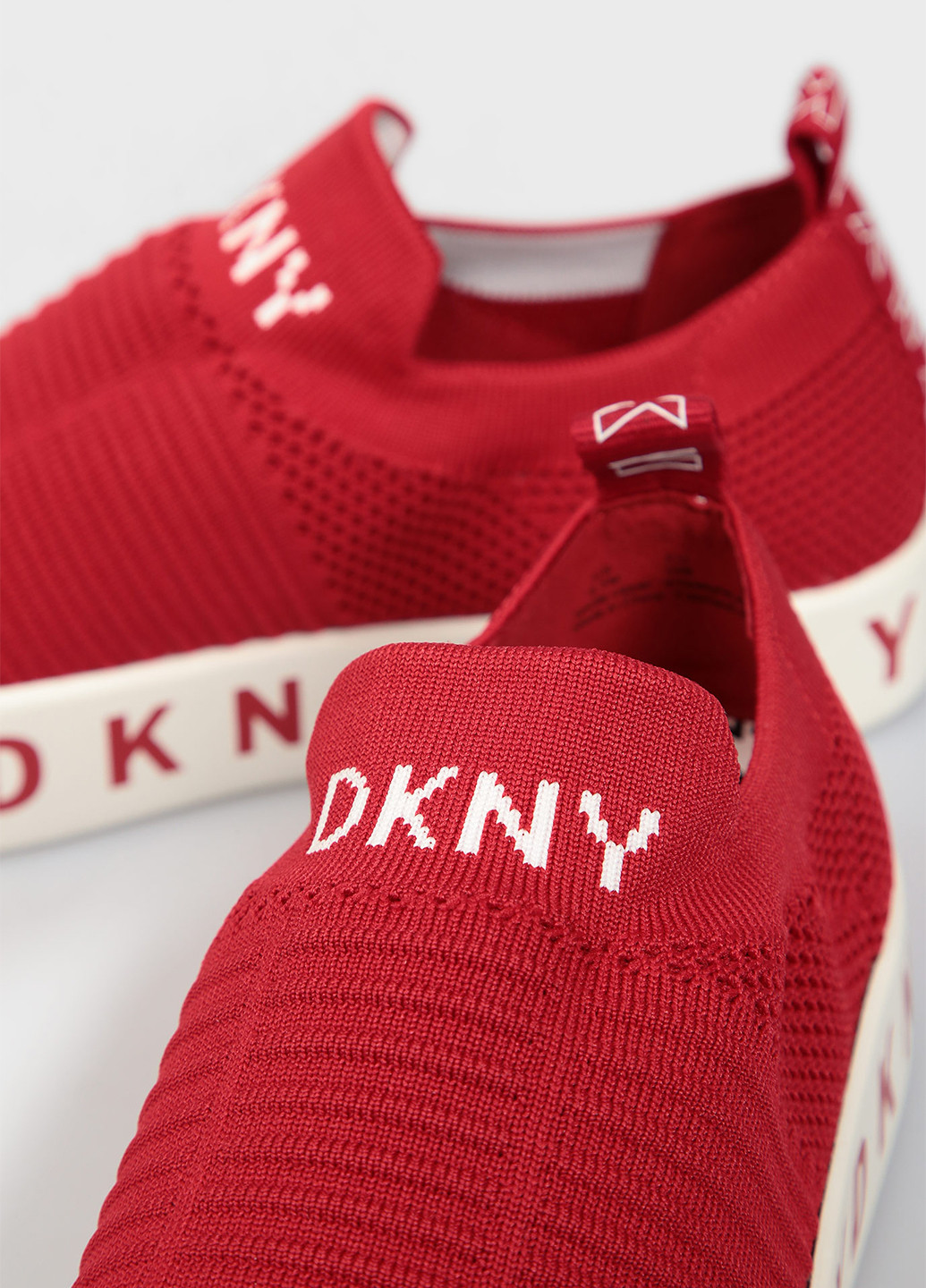 Красные слипоны DKNY с надписью