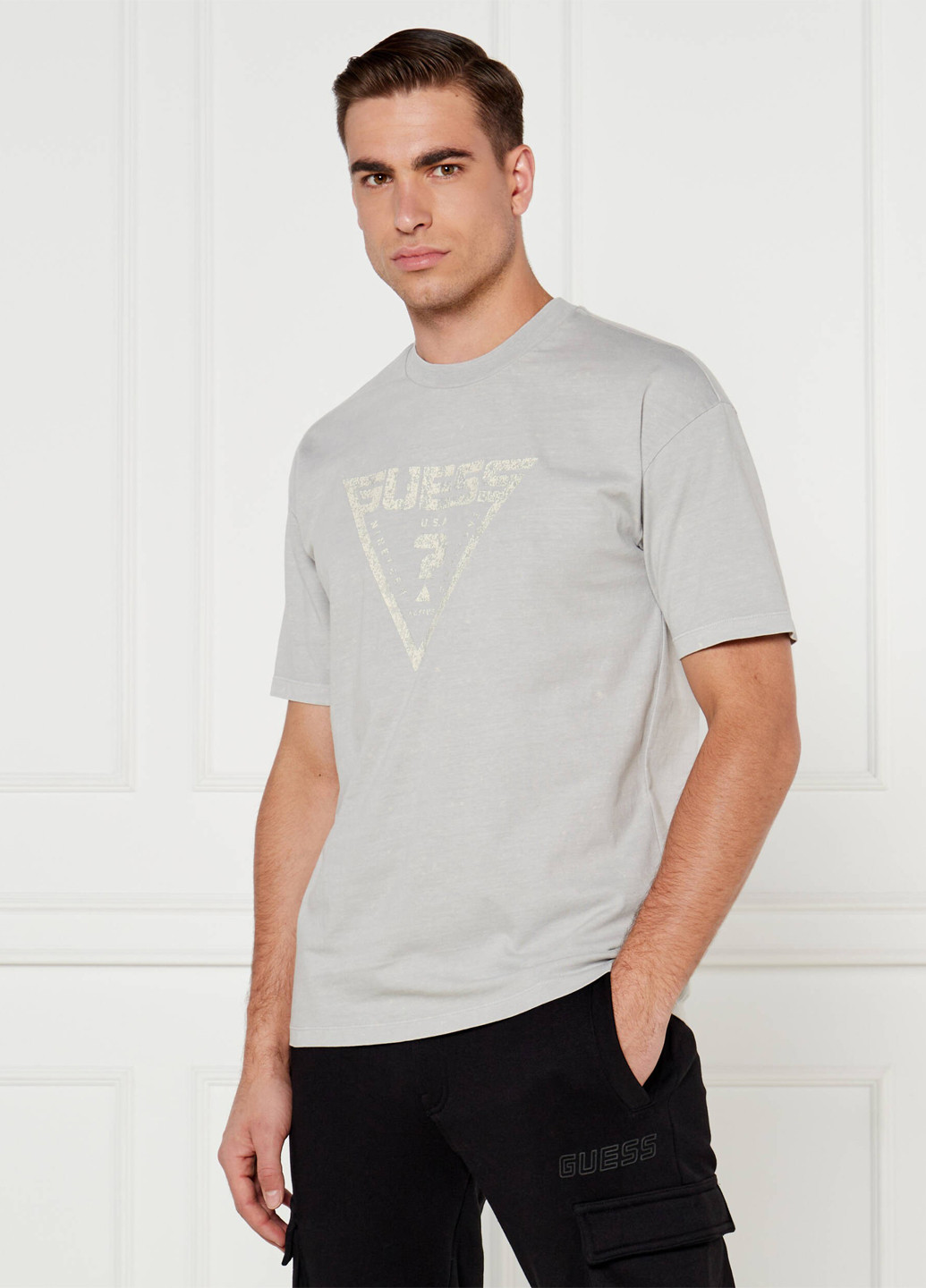 Сіра футболка Guess