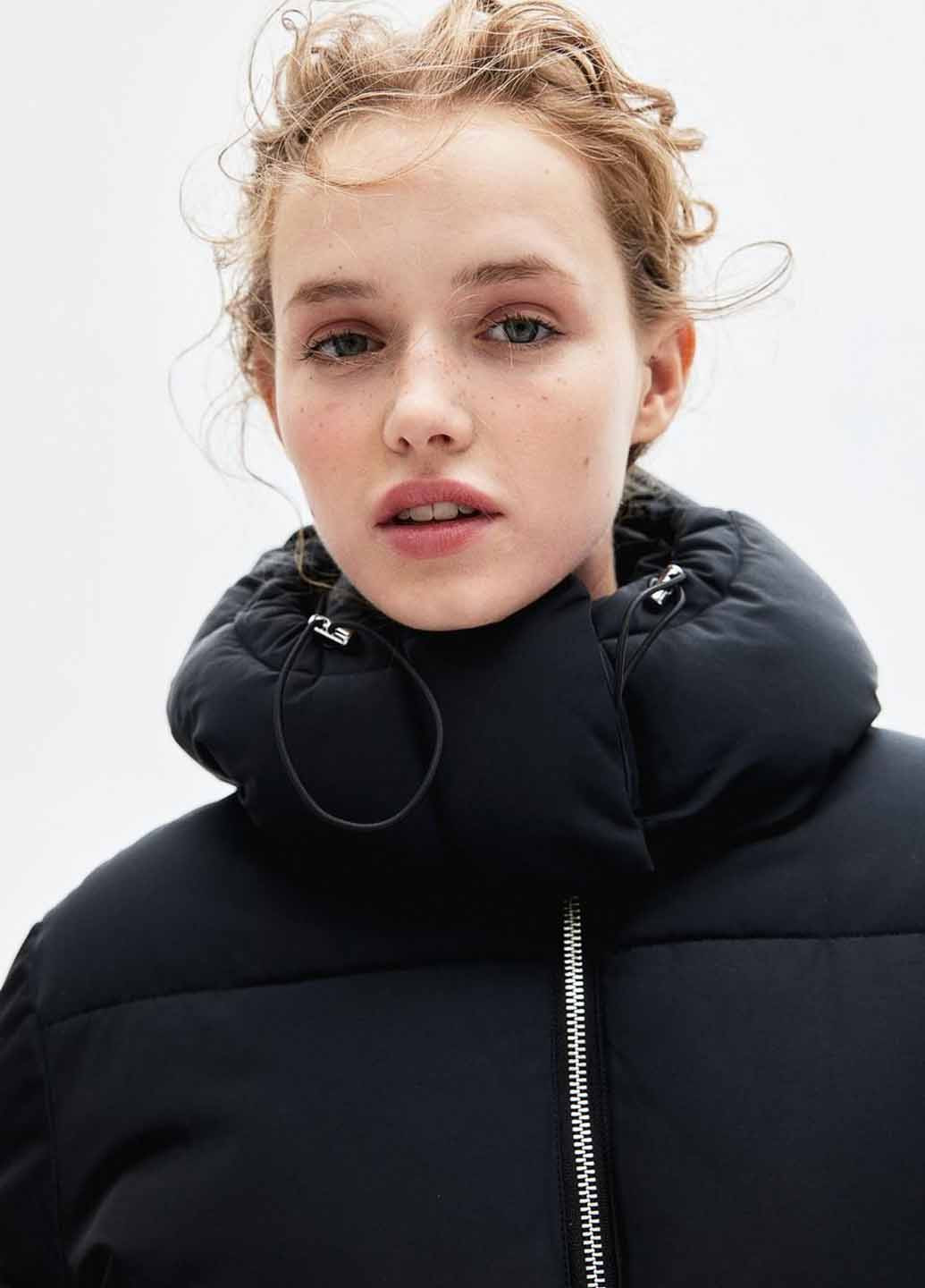 Чорна зимня куртка H&M