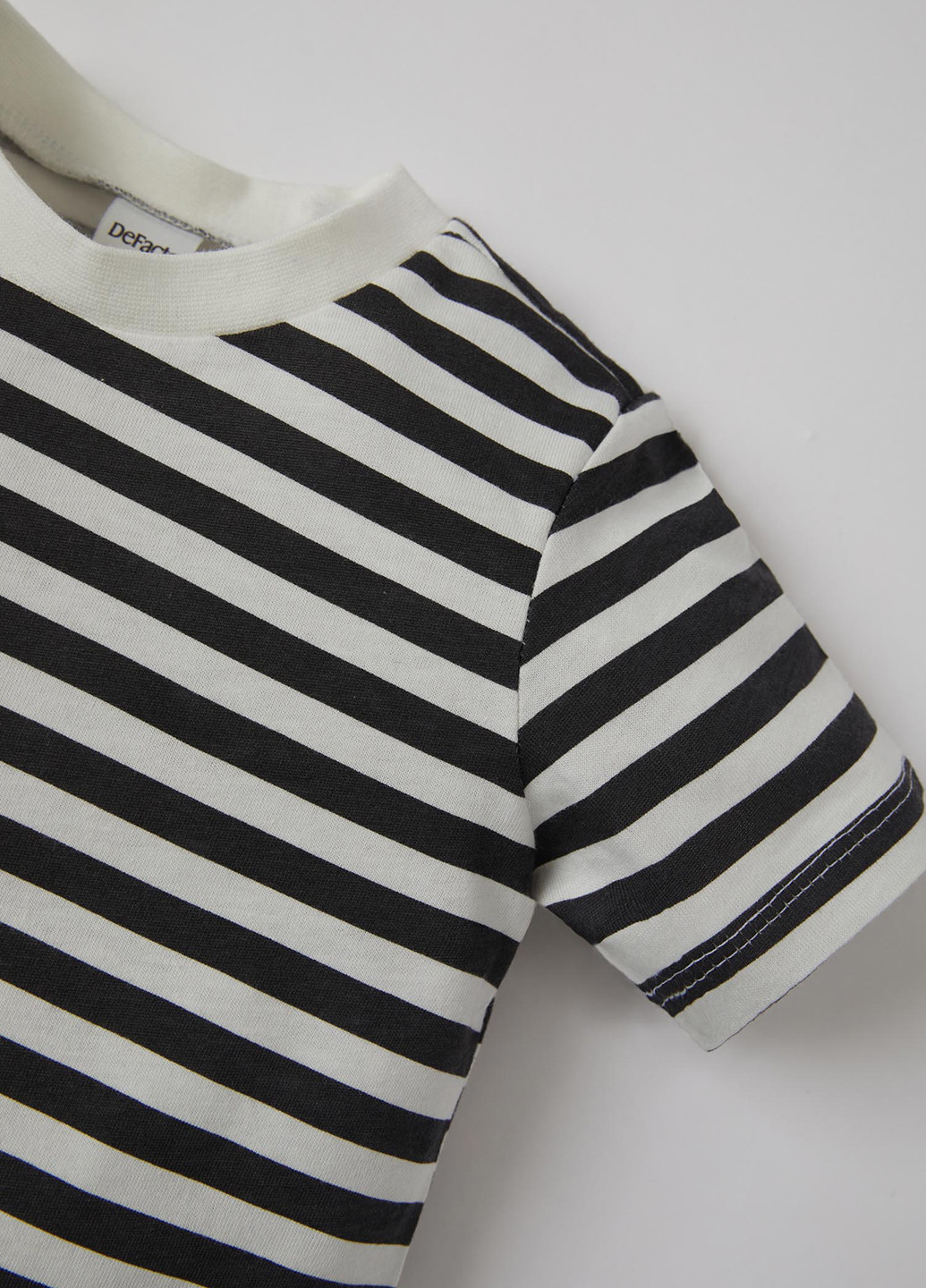 Чорно-біла всесезон піжама футболка + шорти DeFacto