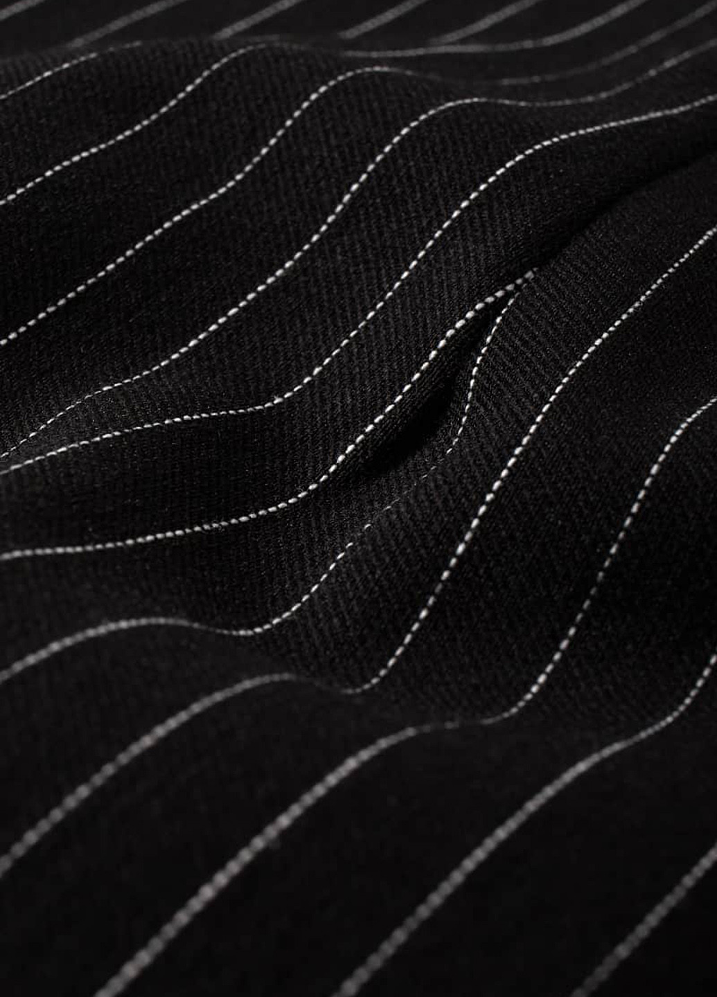 Черное кэжуал платье с открытыми плечами, футляр C&A в полоску