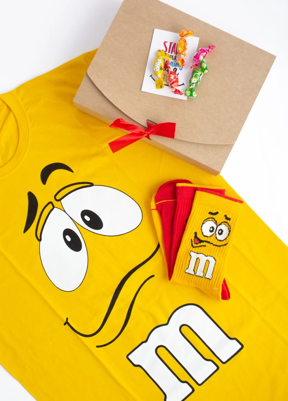 Подарунковий жіночий набір. Футболка жовта з принтом "M&M's", шкарпетки з принтом "M&M's" Maybel - (252657879)
