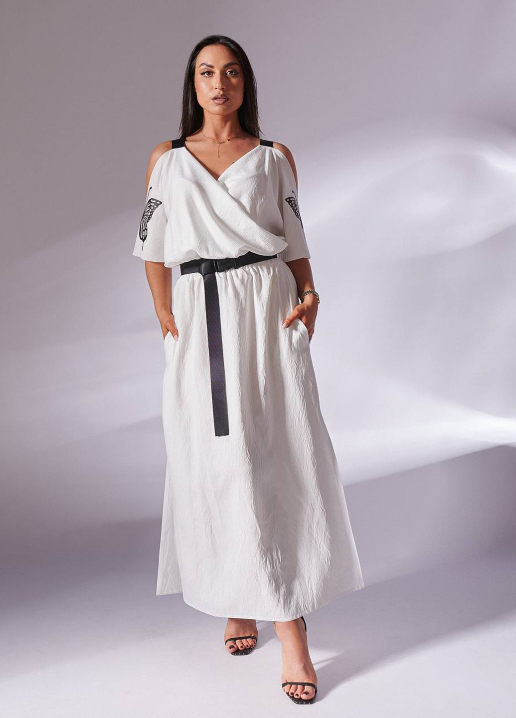 Белое кэжуал платье с открытыми плечами LibeAmore бабочки