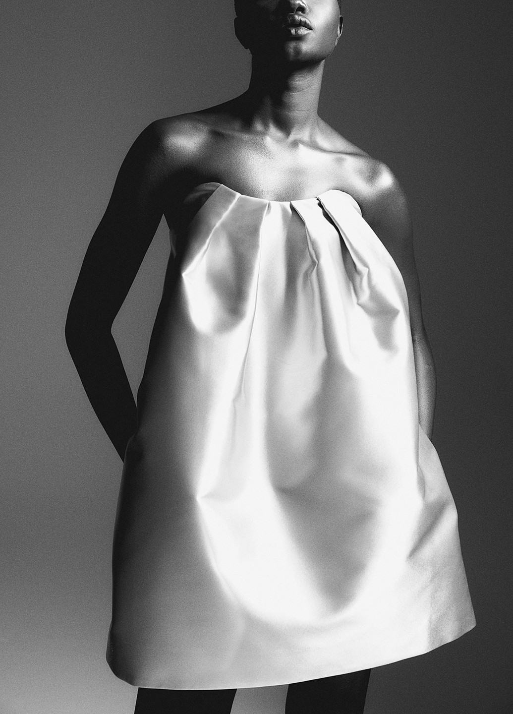 Пудровое коктейльное, вечернее платье с открытыми плечами H&M однотонное