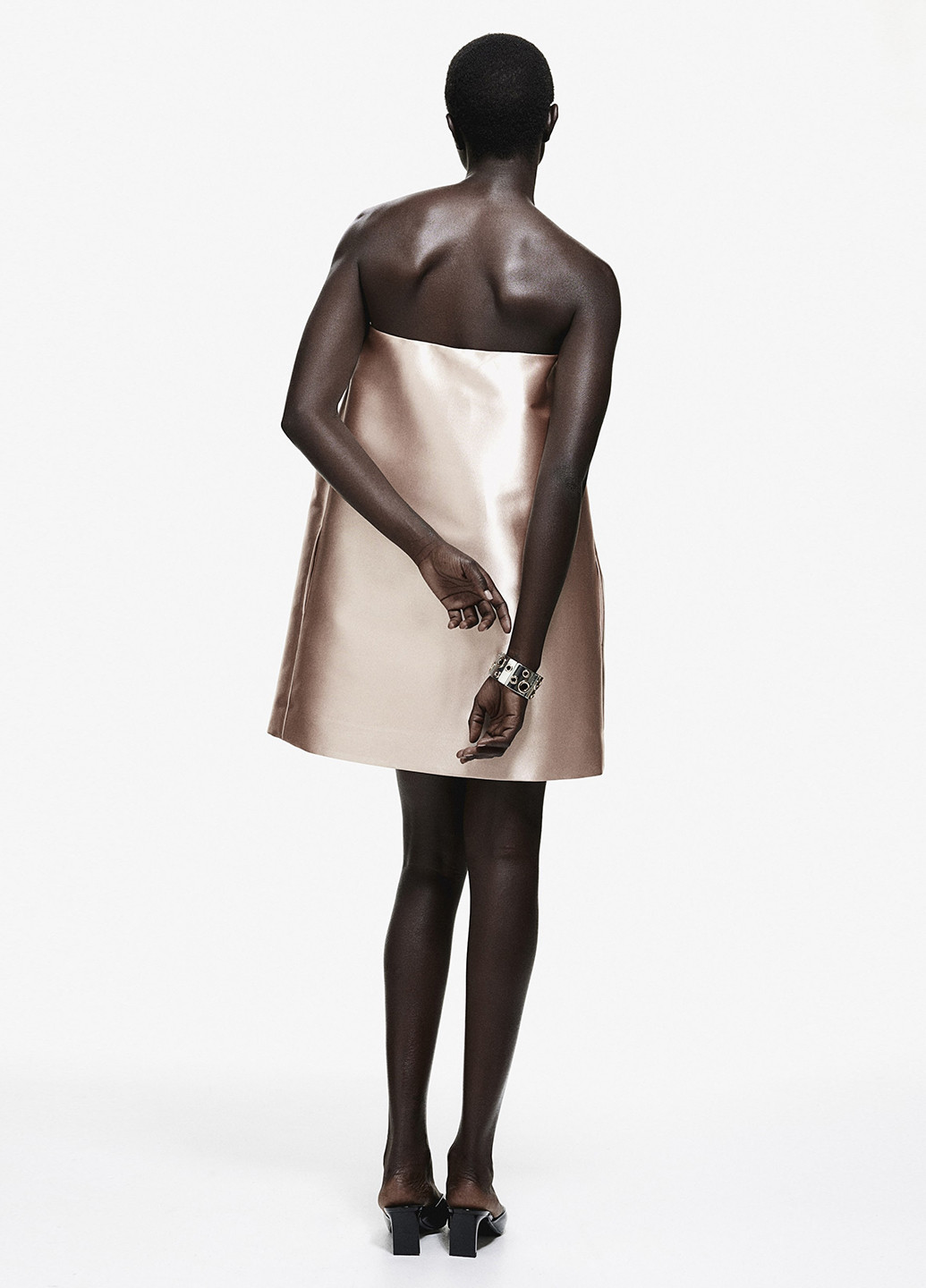 Пудровое коктейльное, вечернее платье с открытыми плечами H&M однотонное