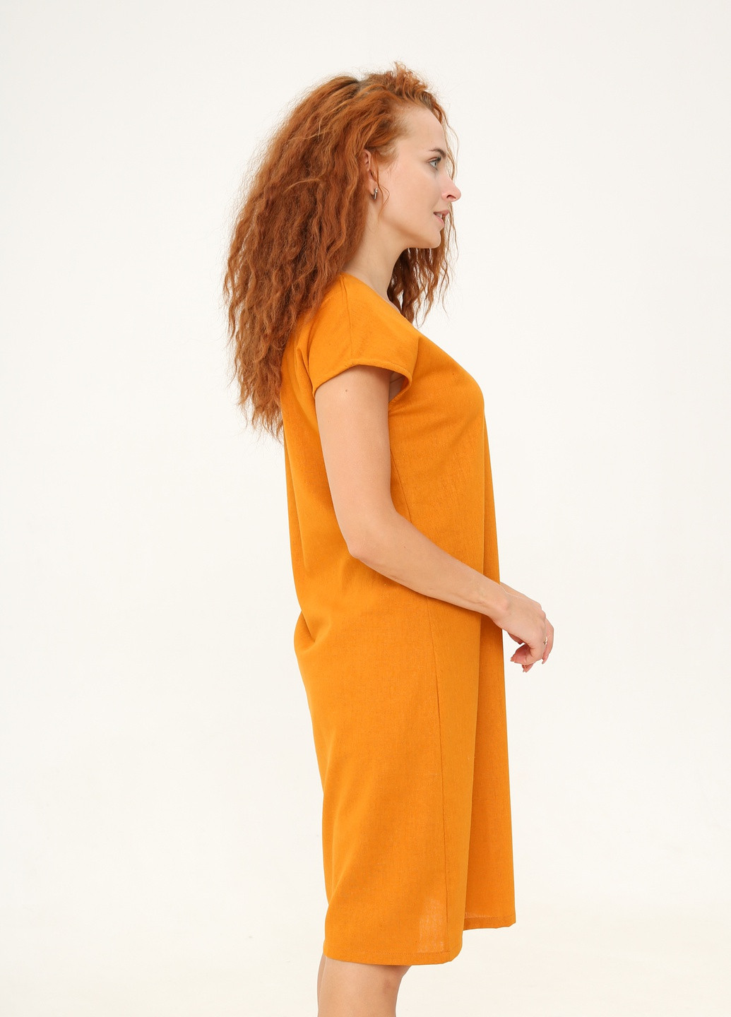 Горчичное кэжуал льняное платье прямого силуэта с вышивкой INNOE однотонное