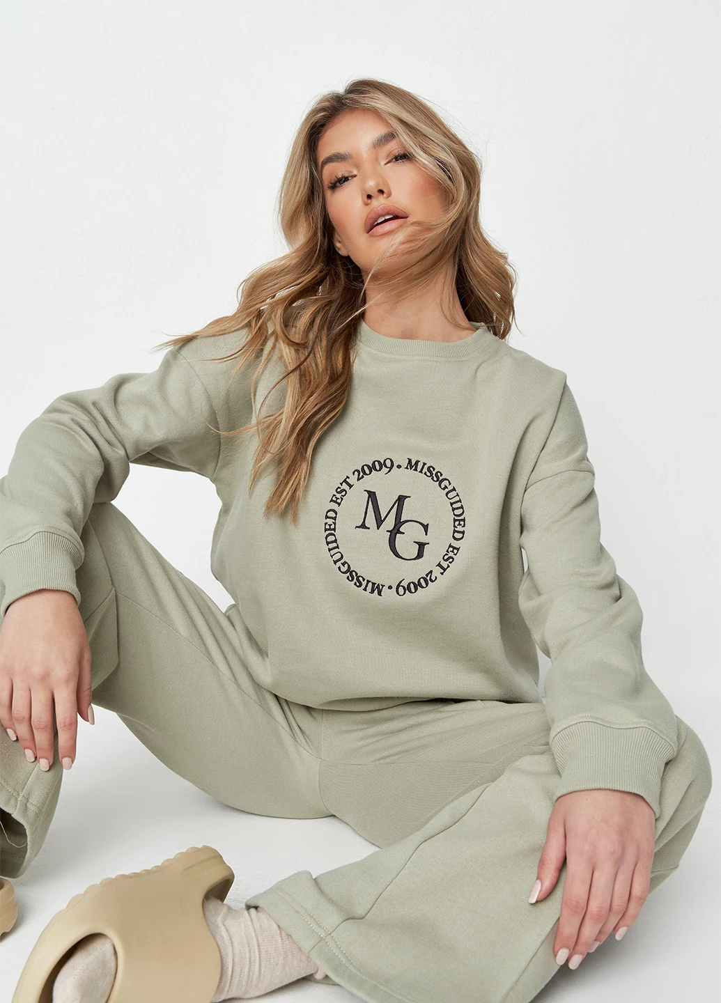 Оливковий світшот Missguided напис без декору (260390364)