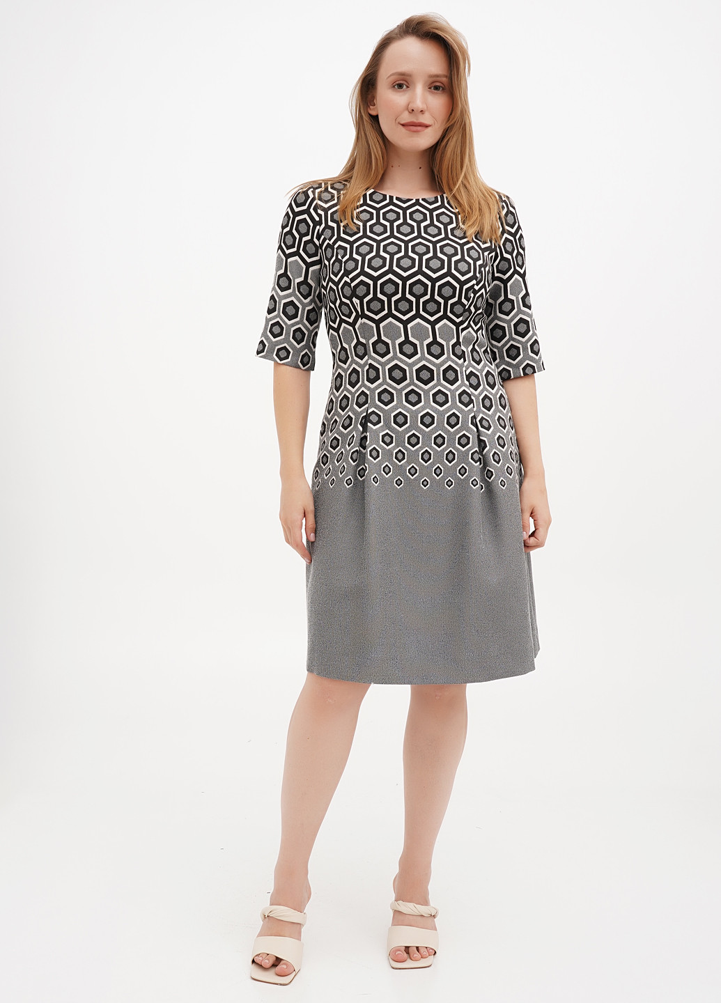 Серое кэжуал платье Sassofono с геометрическим узором