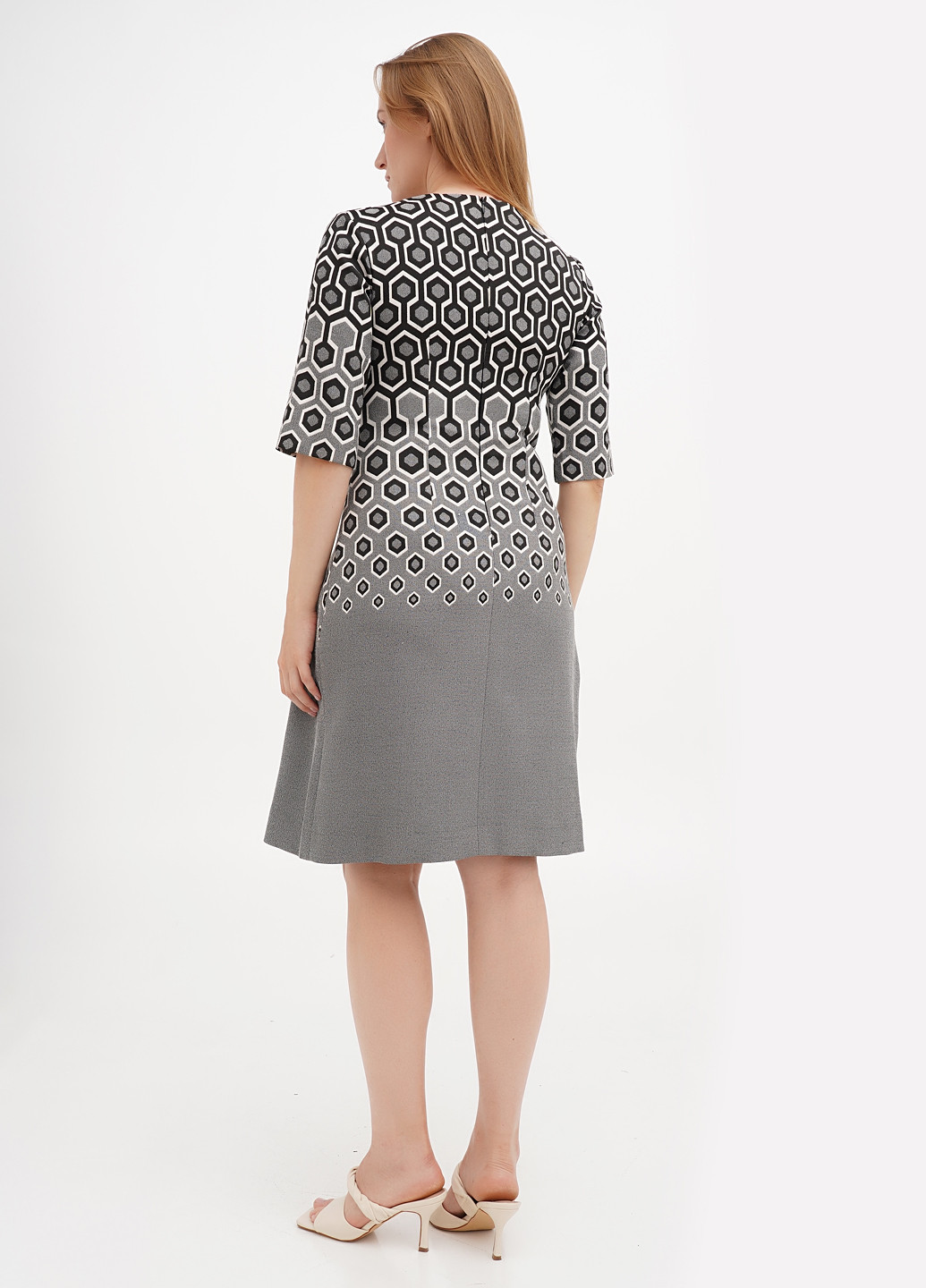 Серое кэжуал платье Sassofono с геометрическим узором