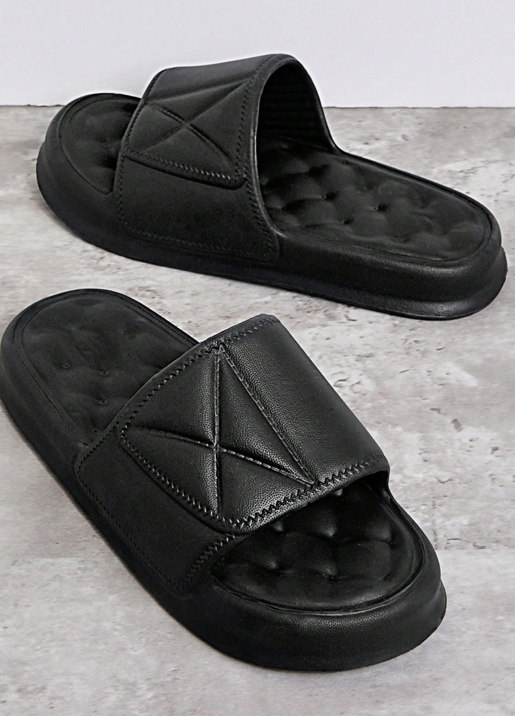 Черные шлепанцы SHEIN с тиснением