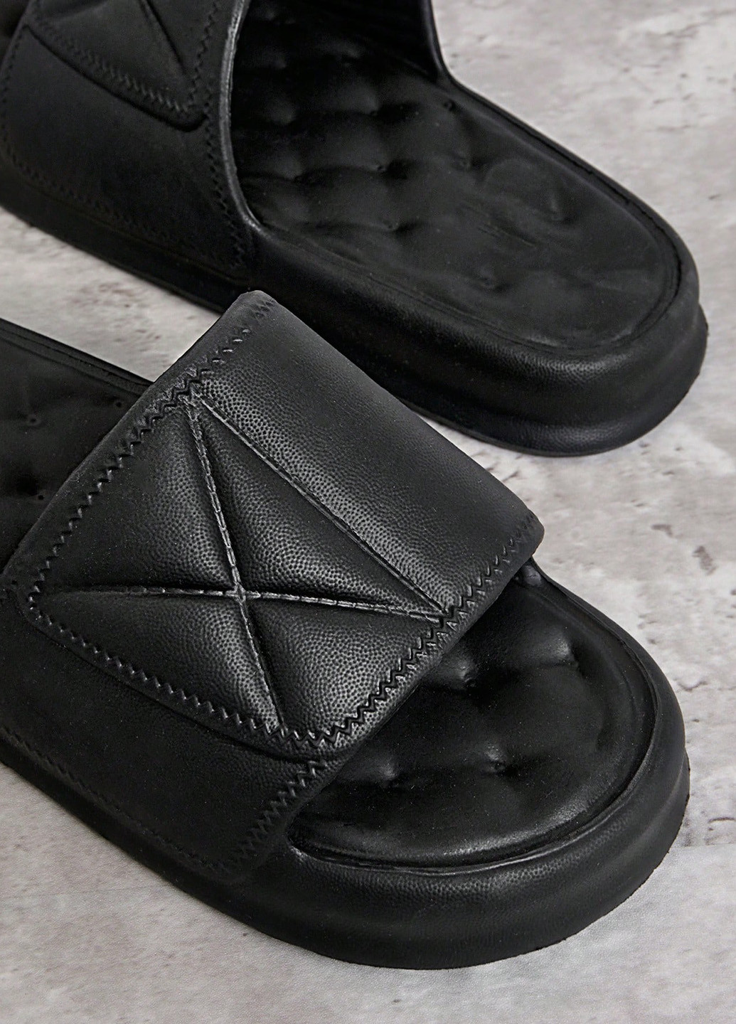 Черные шлепанцы SHEIN с тиснением