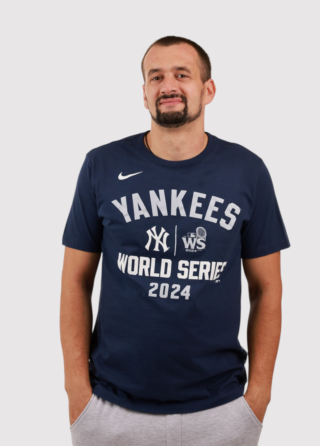 Темно-синя футболка Nike