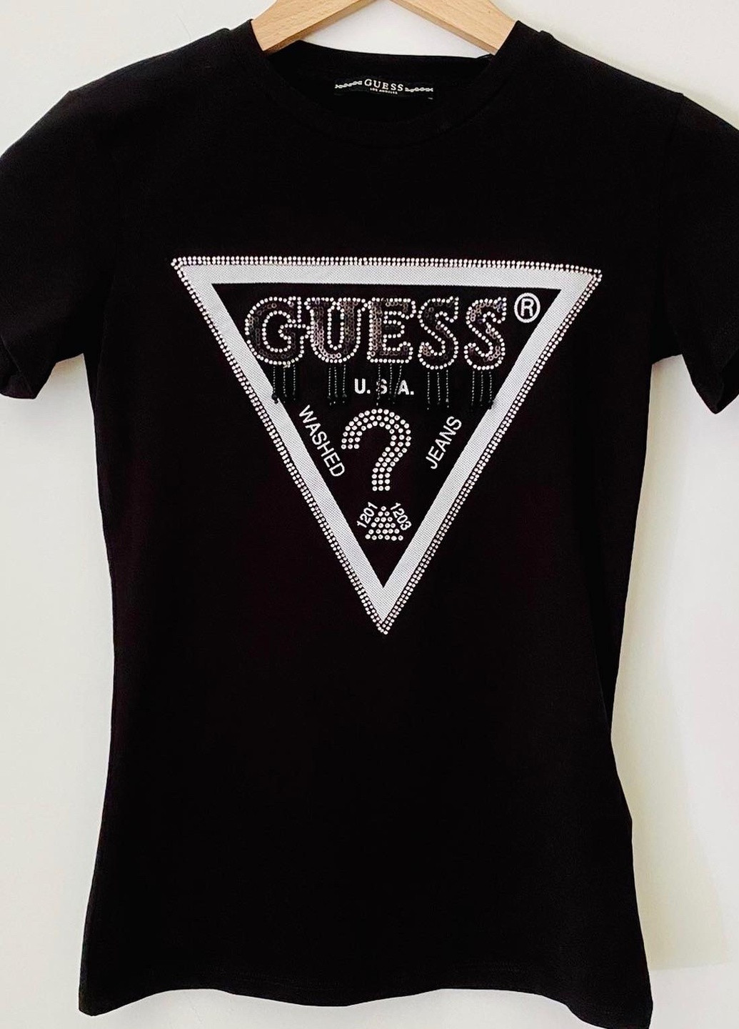Черная всесезон футболка Guess