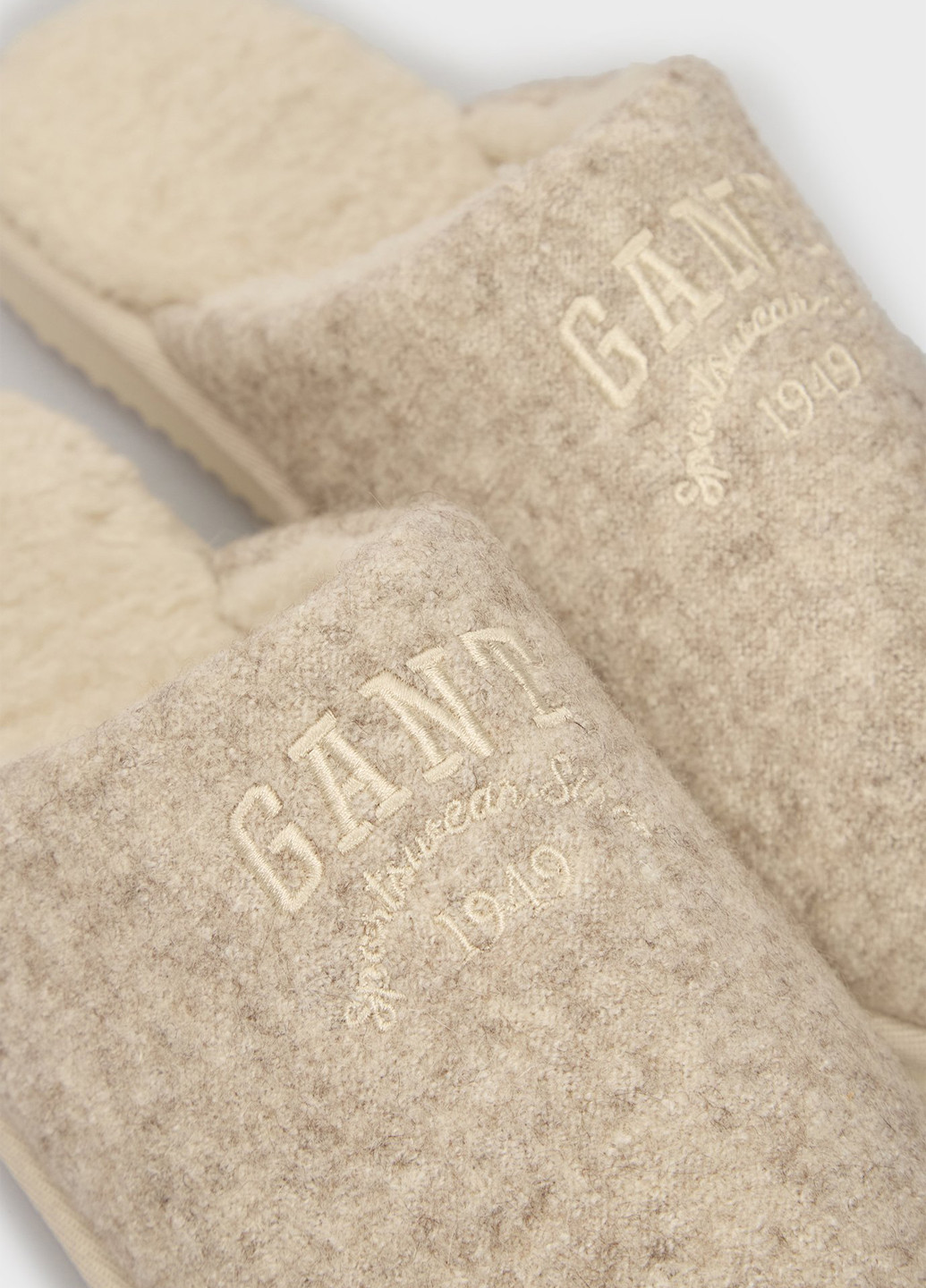 Серо-бежевые тапочки Gant с вышивкой, с логотипом