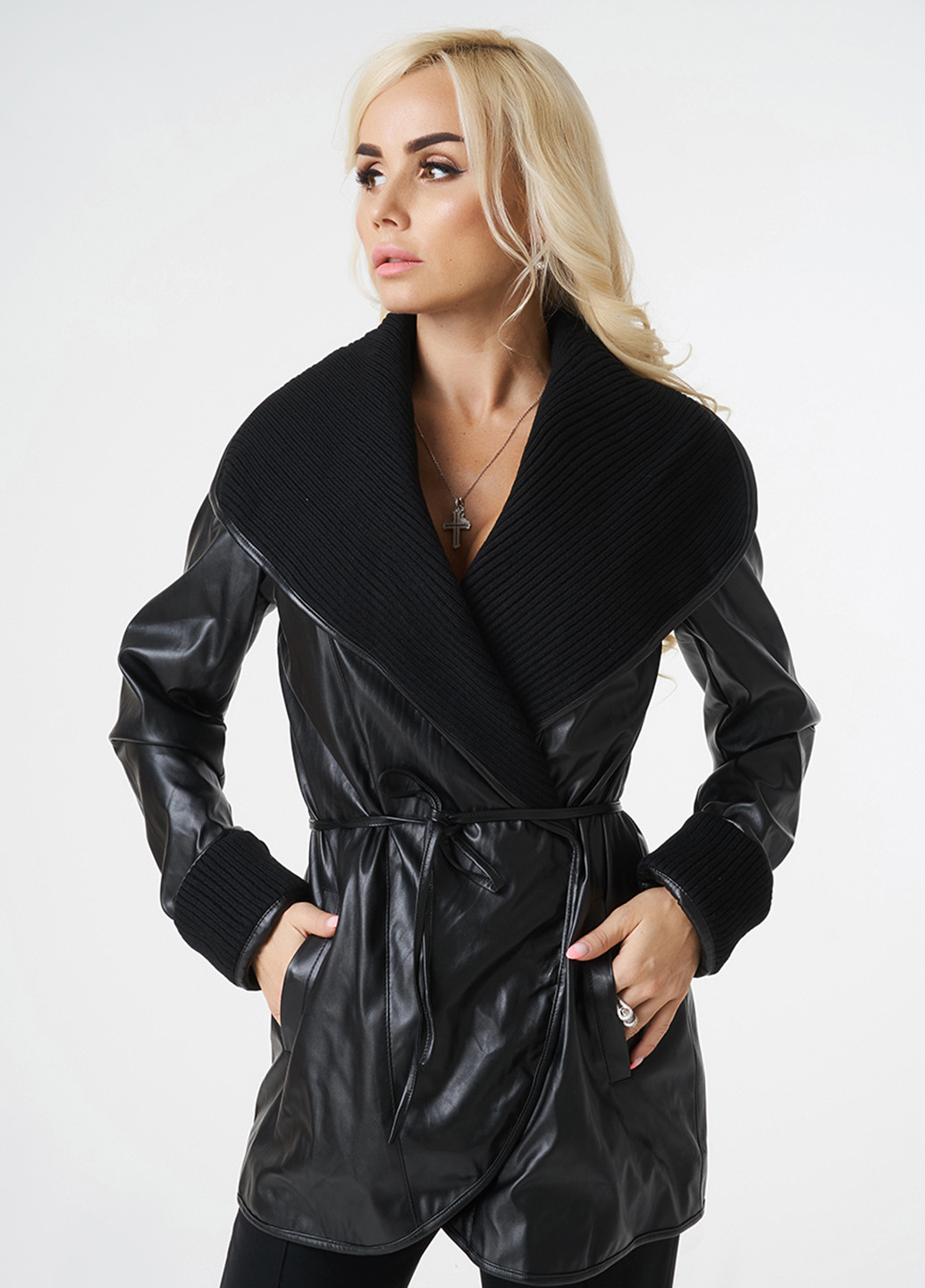 Чорна демісезонна куртка Lux Look