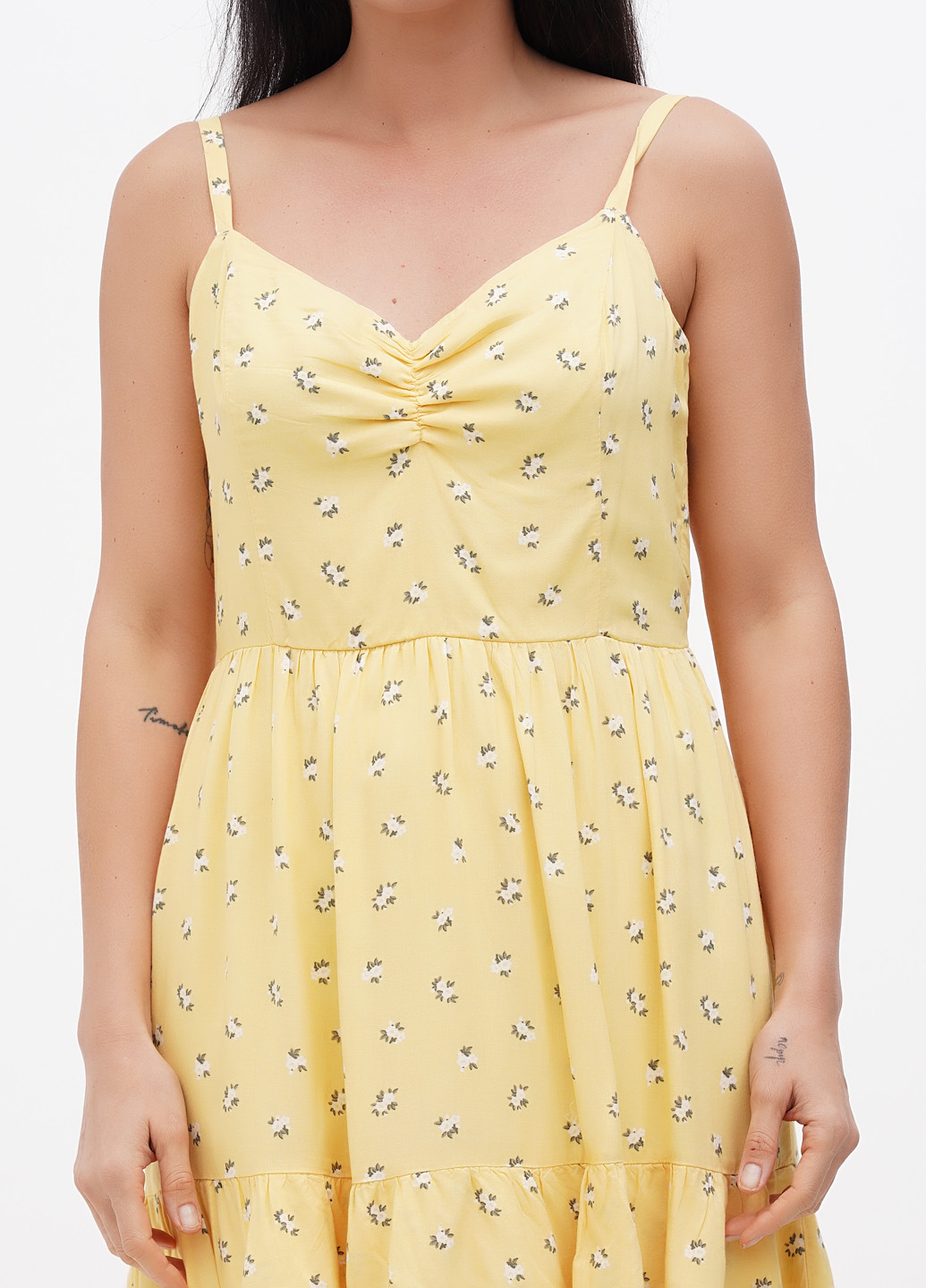 Светло-желтое кэжуал платье клеш Hollister с цветочным принтом