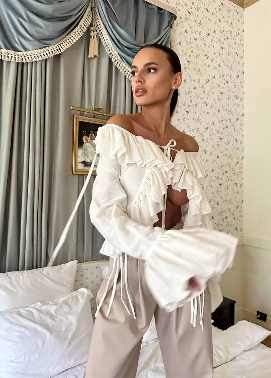 Молочная блуза с баской No Brand