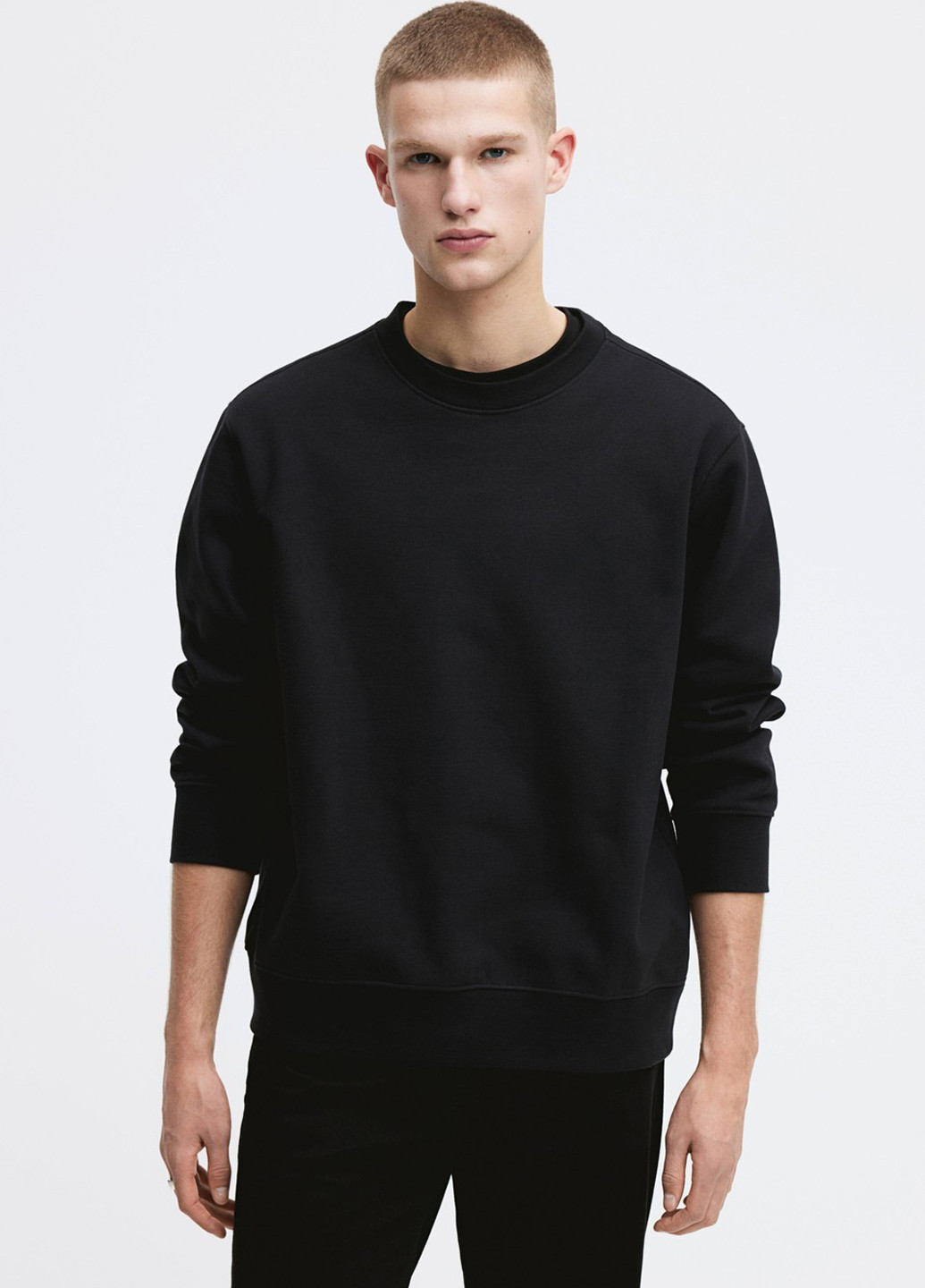 Черный свитшот H&M однотонный без декора (308792146)