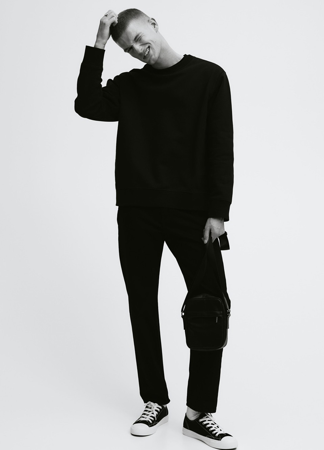 Черный свитшот H&M однотонный без декора (308792146)