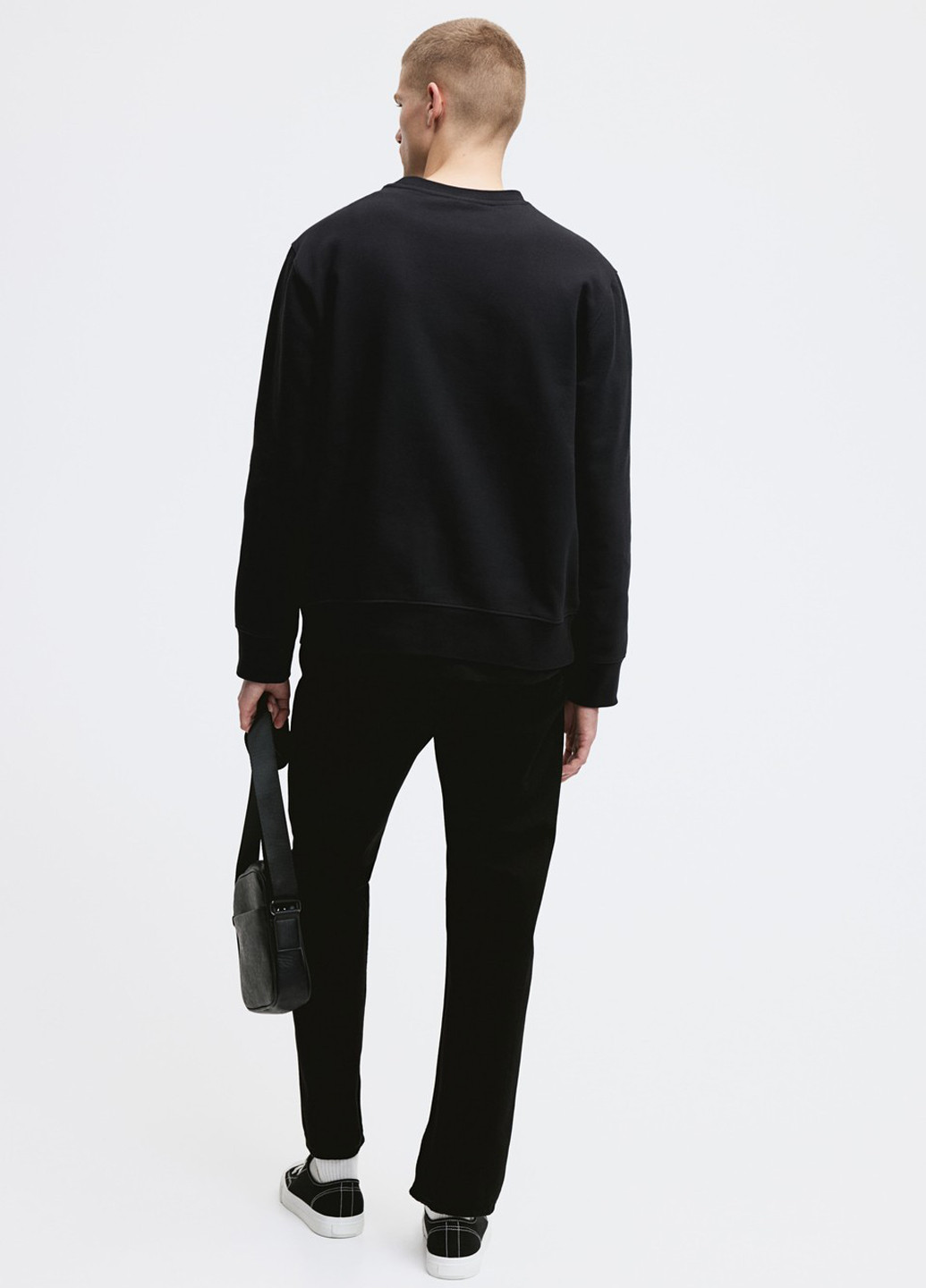 Черный свитшот H&M однотонный без декора (308792146)