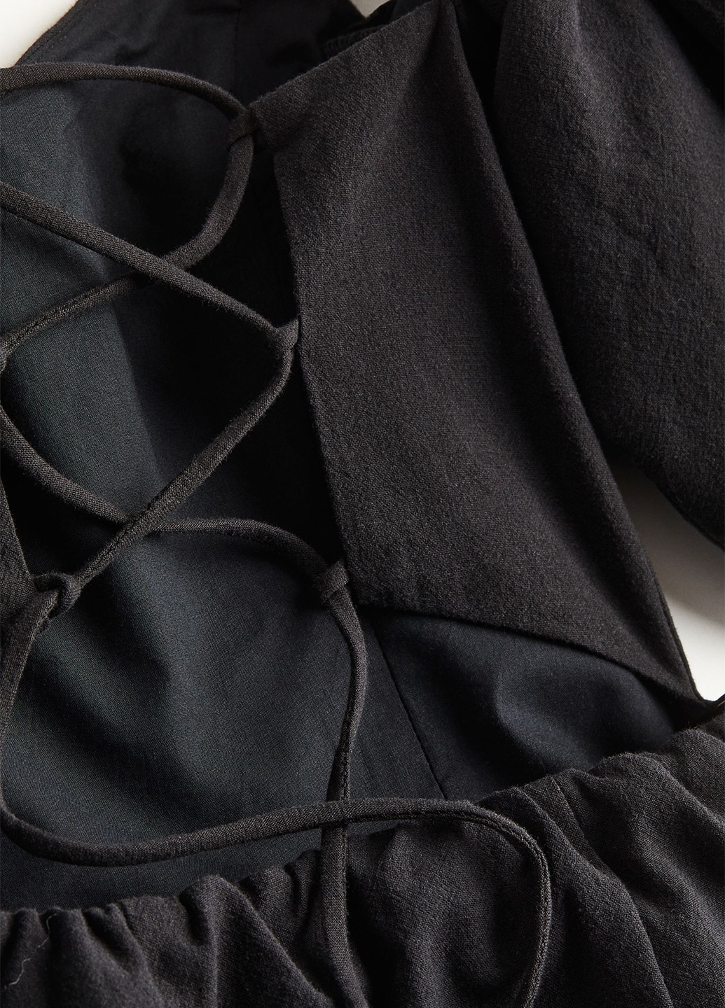 Черное коктейльное платье с открытыми плечами, с открытой спиной H&M однотонное