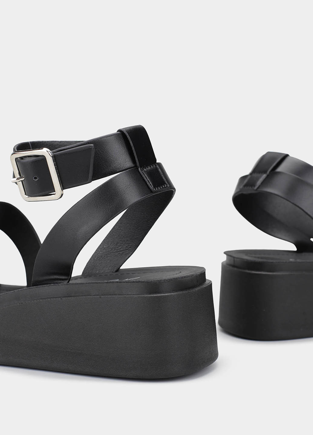 Черные босоножки Braska с ремешком