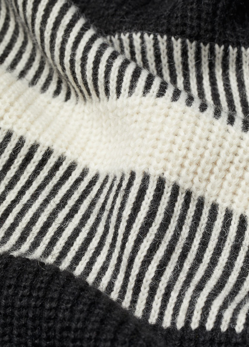 Черно-белый зимний свитер H&M