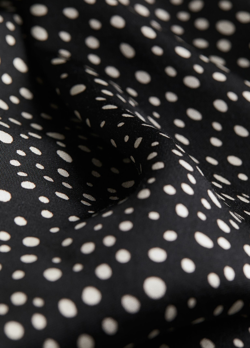 Черно-белое кэжуал платье с открытой спиной H&M в горошек
