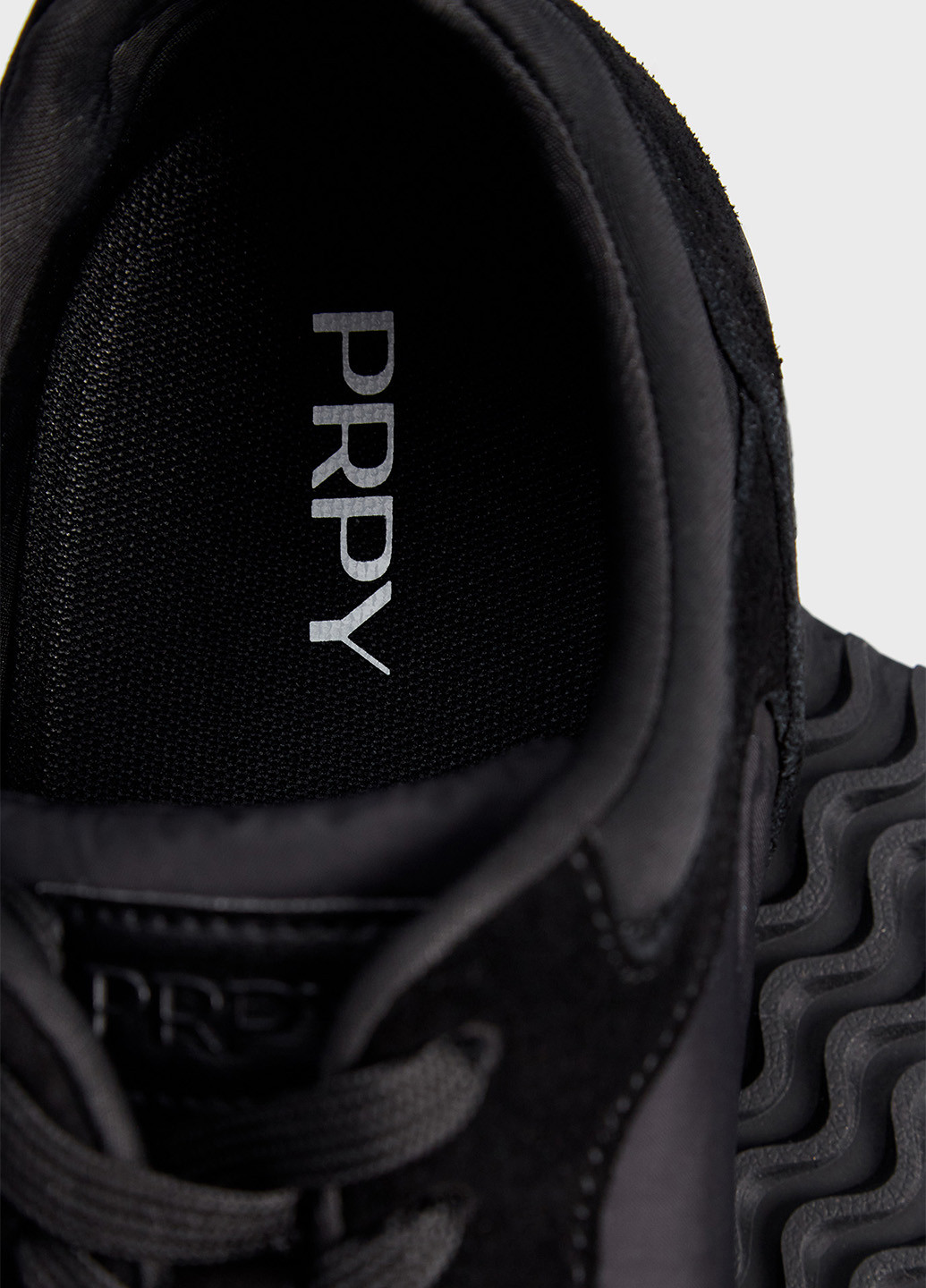 Черные всесезонные кроссовки PRPY