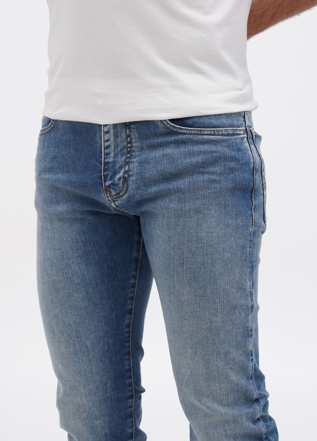 Светло-синие демисезонные зауженные джинсы Emporio Armani