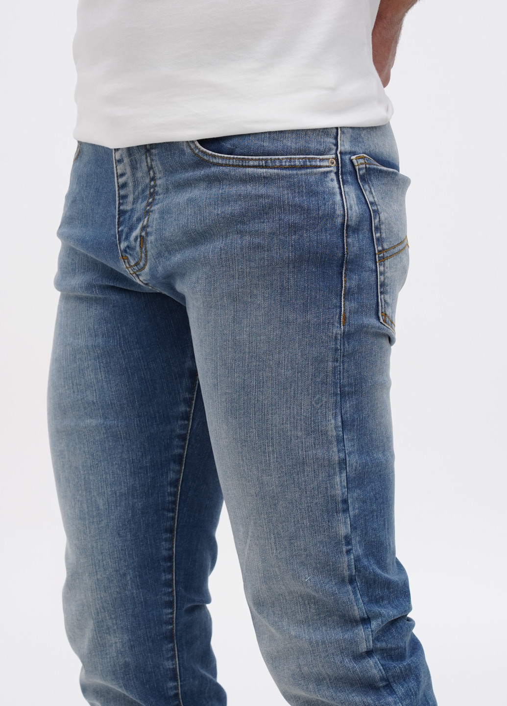 Светло-синие демисезонные зауженные джинсы Emporio Armani