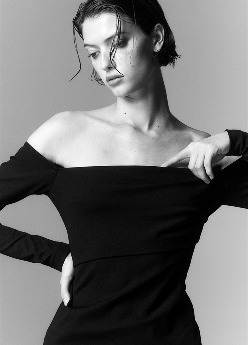 Черное коктейльное, кэжуал платье с открытыми плечами H&M однотонное