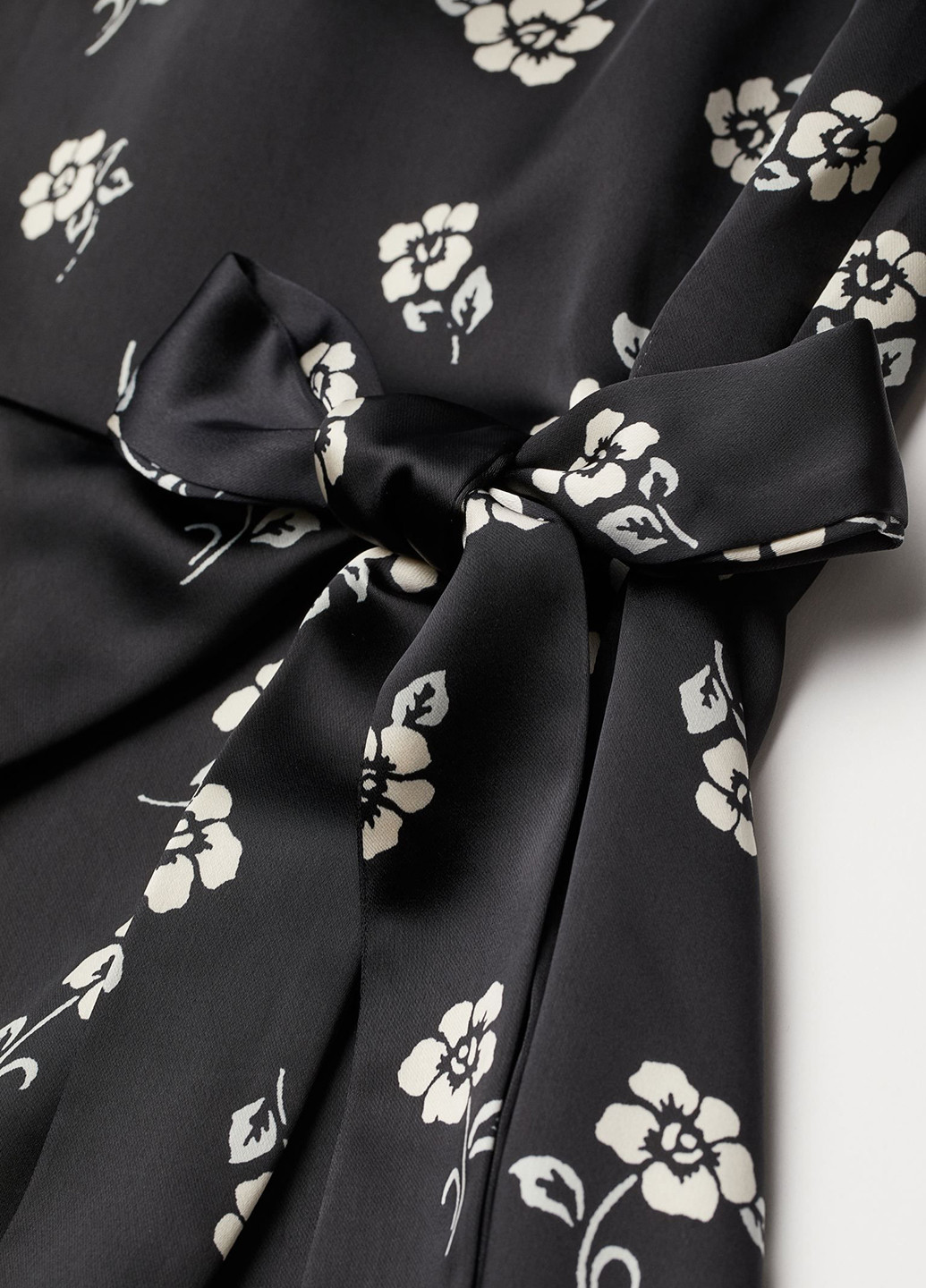 Черно-белое кэжуал платье на запах H&M с цветочным принтом