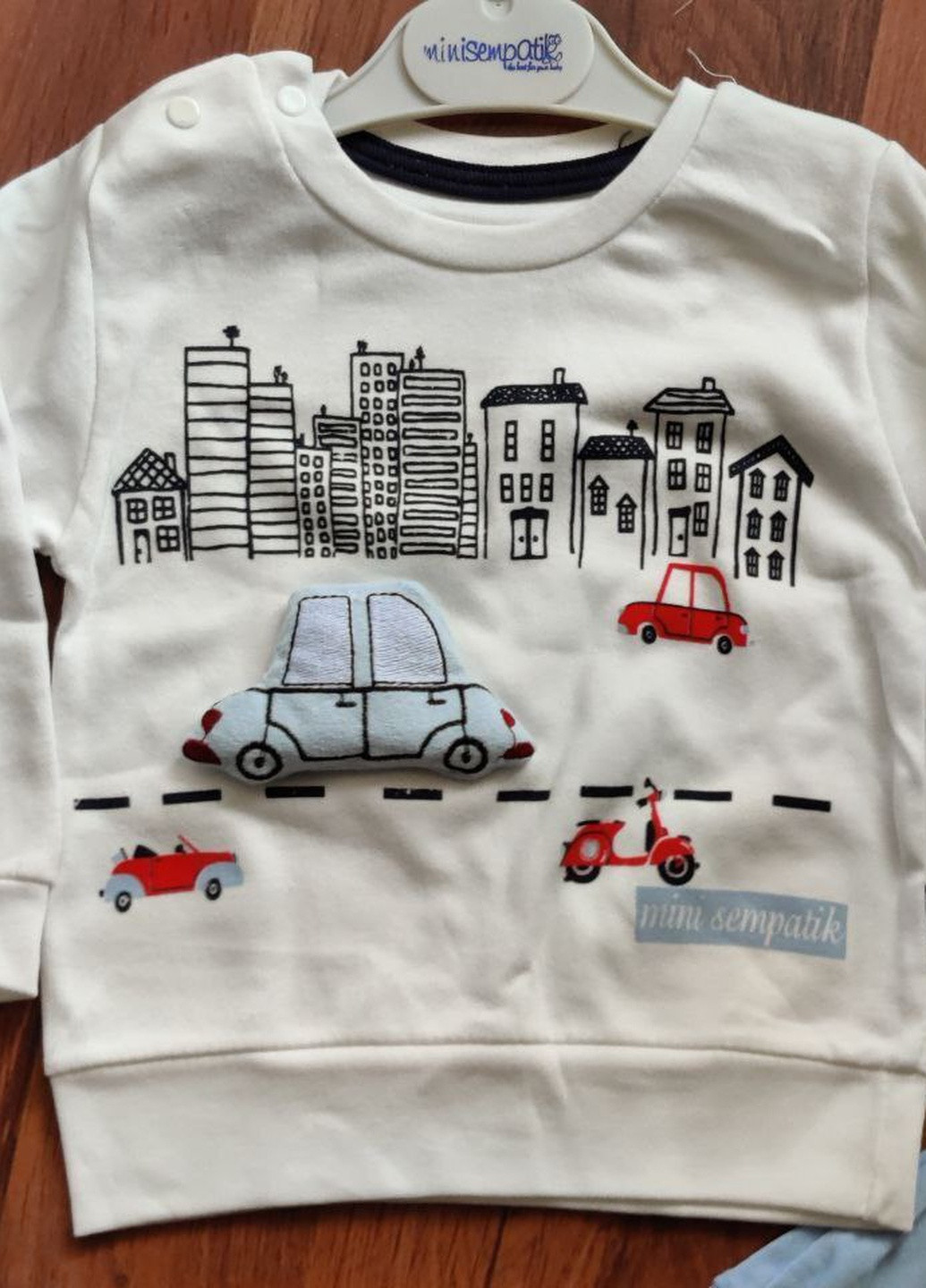 Білий демісезонний дитячий костюм з об'ємною аплікацією авто San Bebe