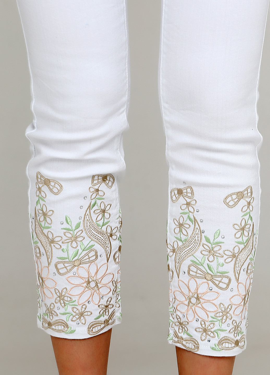 Белые летние укороченные, зауженные джинсы Linea Tesini