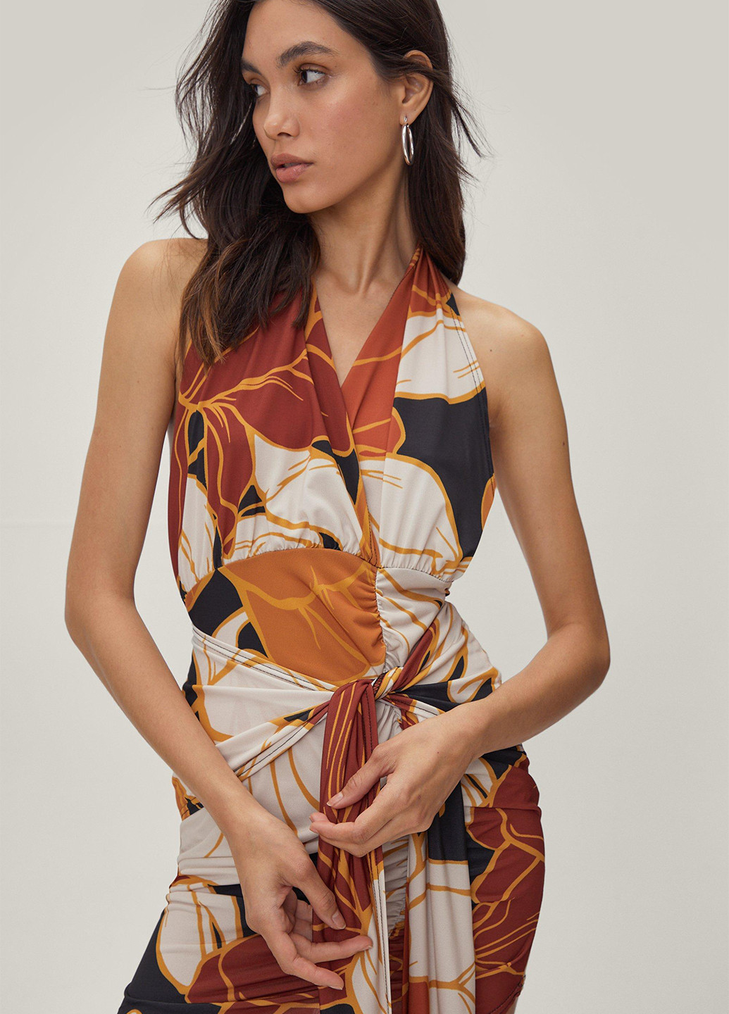 Комбинированное кэжуал платье с открытой спиной, с открытыми плечами Nasty Gal с абстрактным узором
