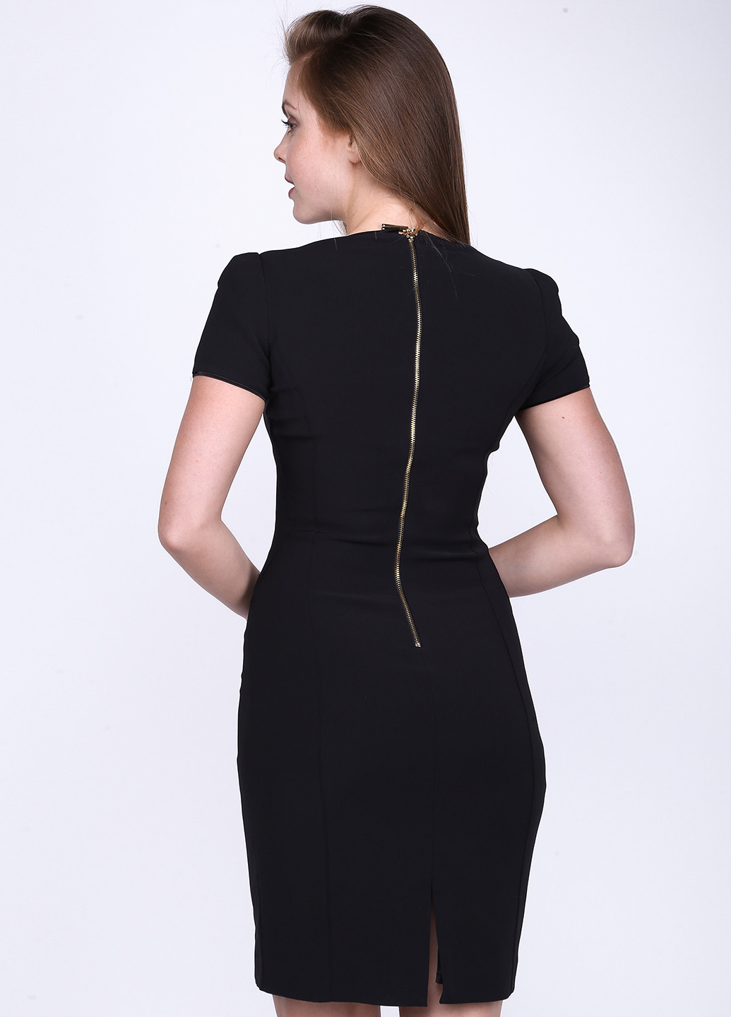 Черное деловое платье футляр Sassofono однотонное