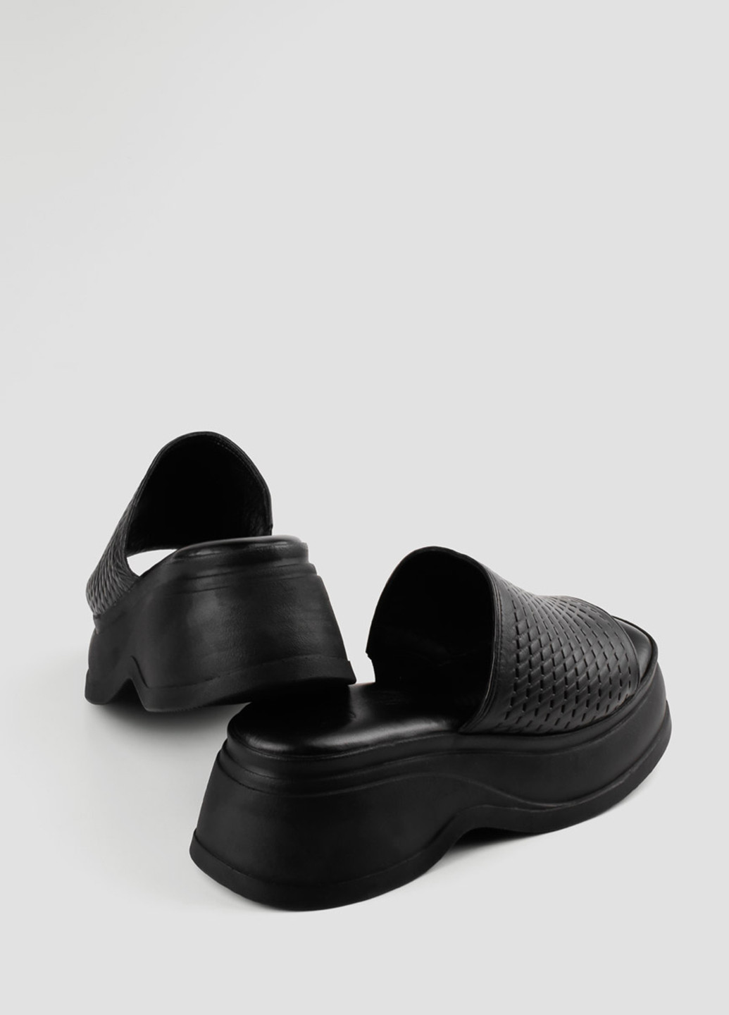 Черные шлепанцы Ilvi с тиснением