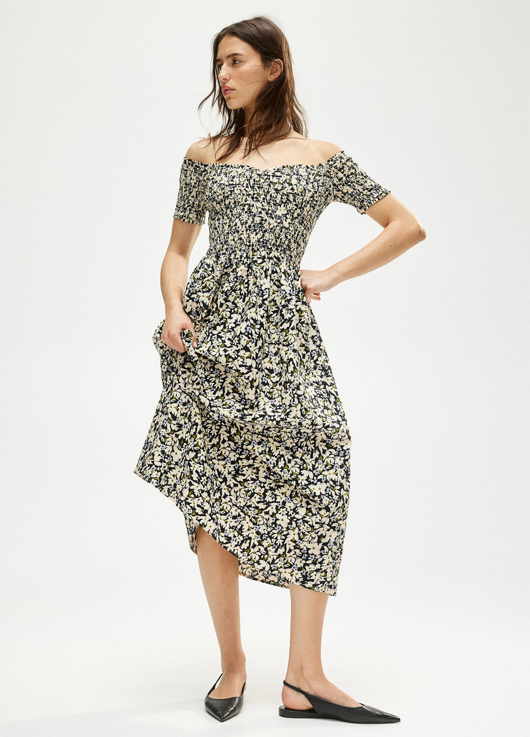 Черно-белое кэжуал платье с открытыми плечами H&M с цветочным принтом