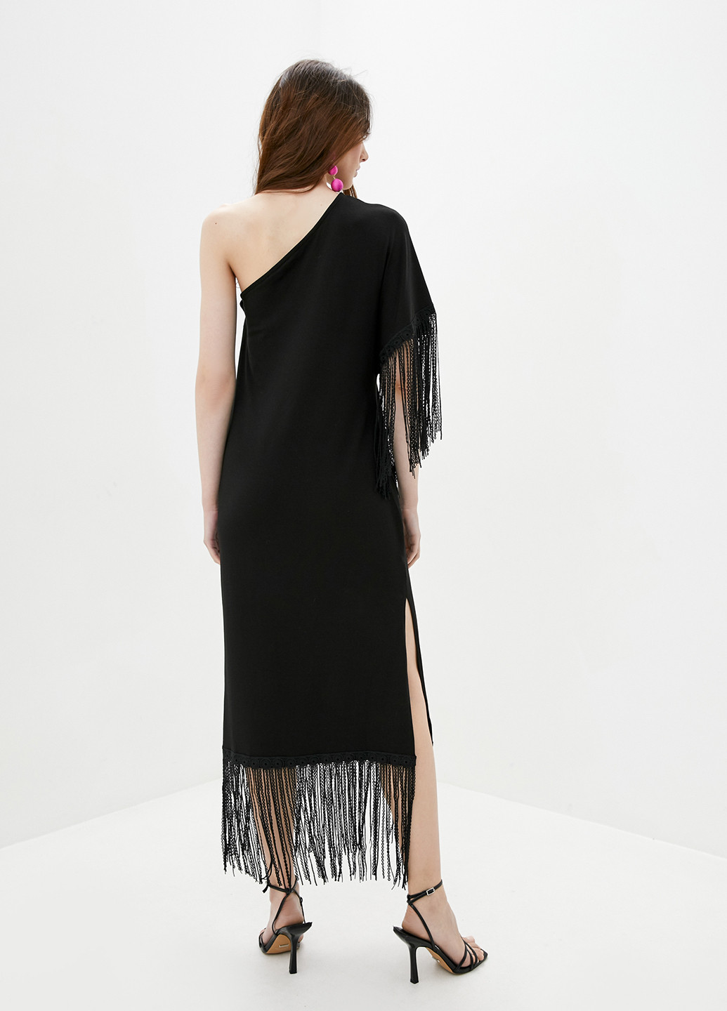 Черное кэжуал платье на одно плечо Iren Klairie LEISURE однотонное