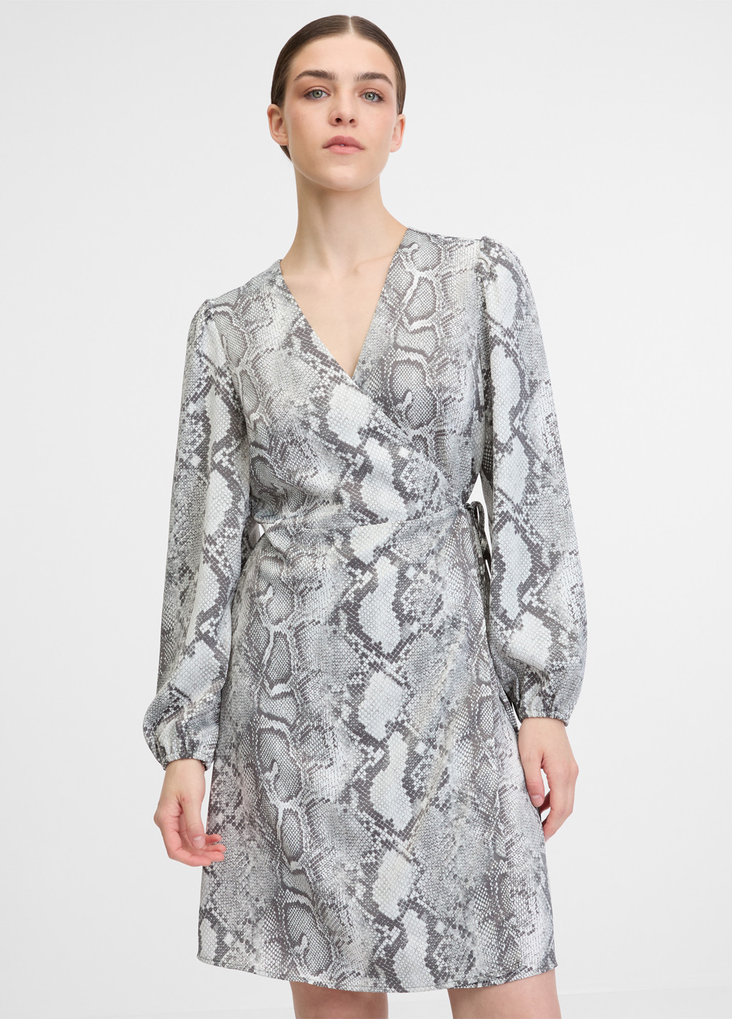 Черно-белое кэжуал платье а-силуэт, на запах Orsay змеиный