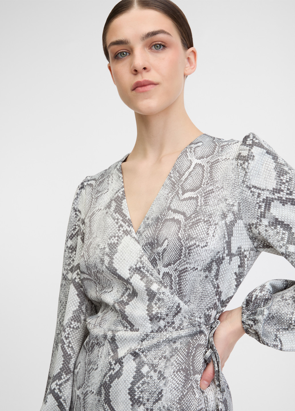 Черно-белое кэжуал платье а-силуэт, на запах Orsay змеиный