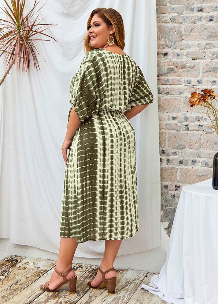 Оливковое (хаки) кэжуал платье женское v-вырезом snake abstraction Berni Fashion PLUS с абстрактным узором