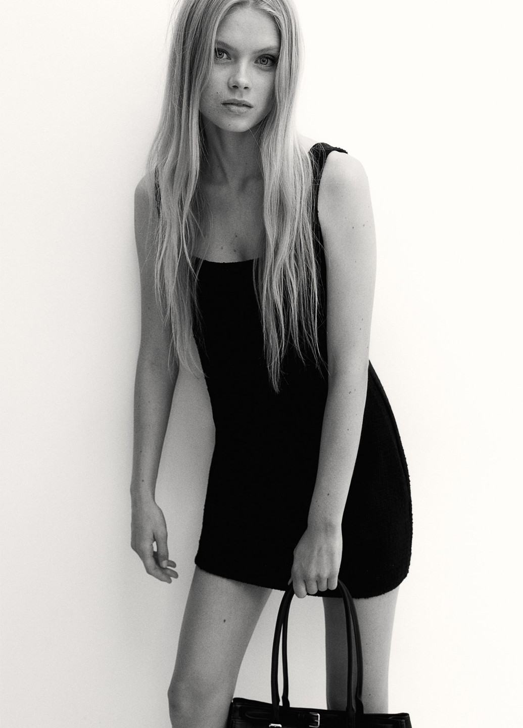 Черное кэжуал платье силуэтная H&M однотонное