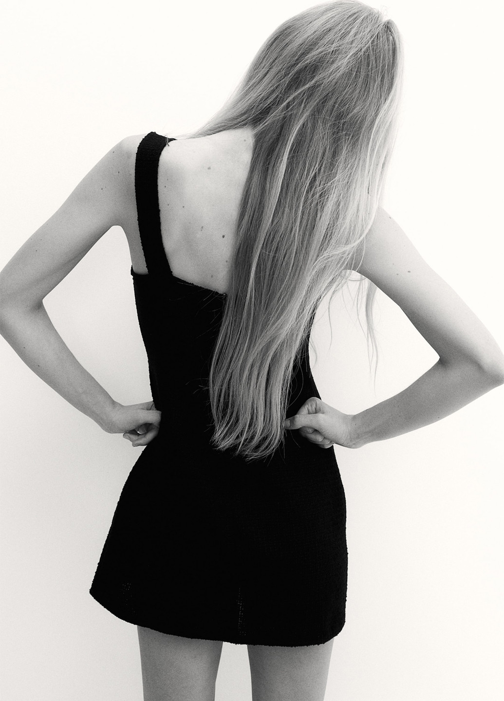 Черное кэжуал платье силуэтная H&M однотонное