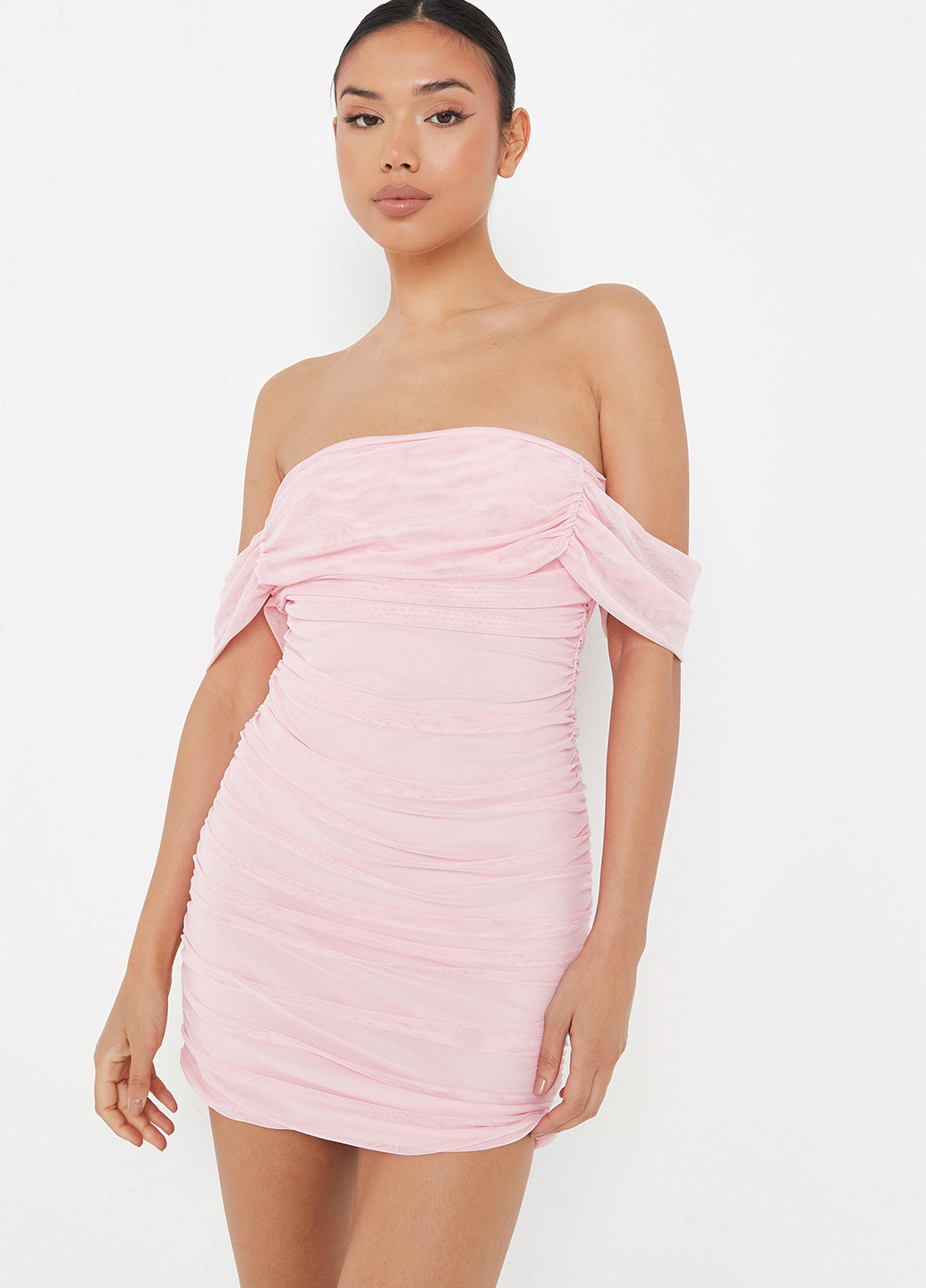 Светло-розовое коктейльное платье с открытыми плечами Missguided однотонное