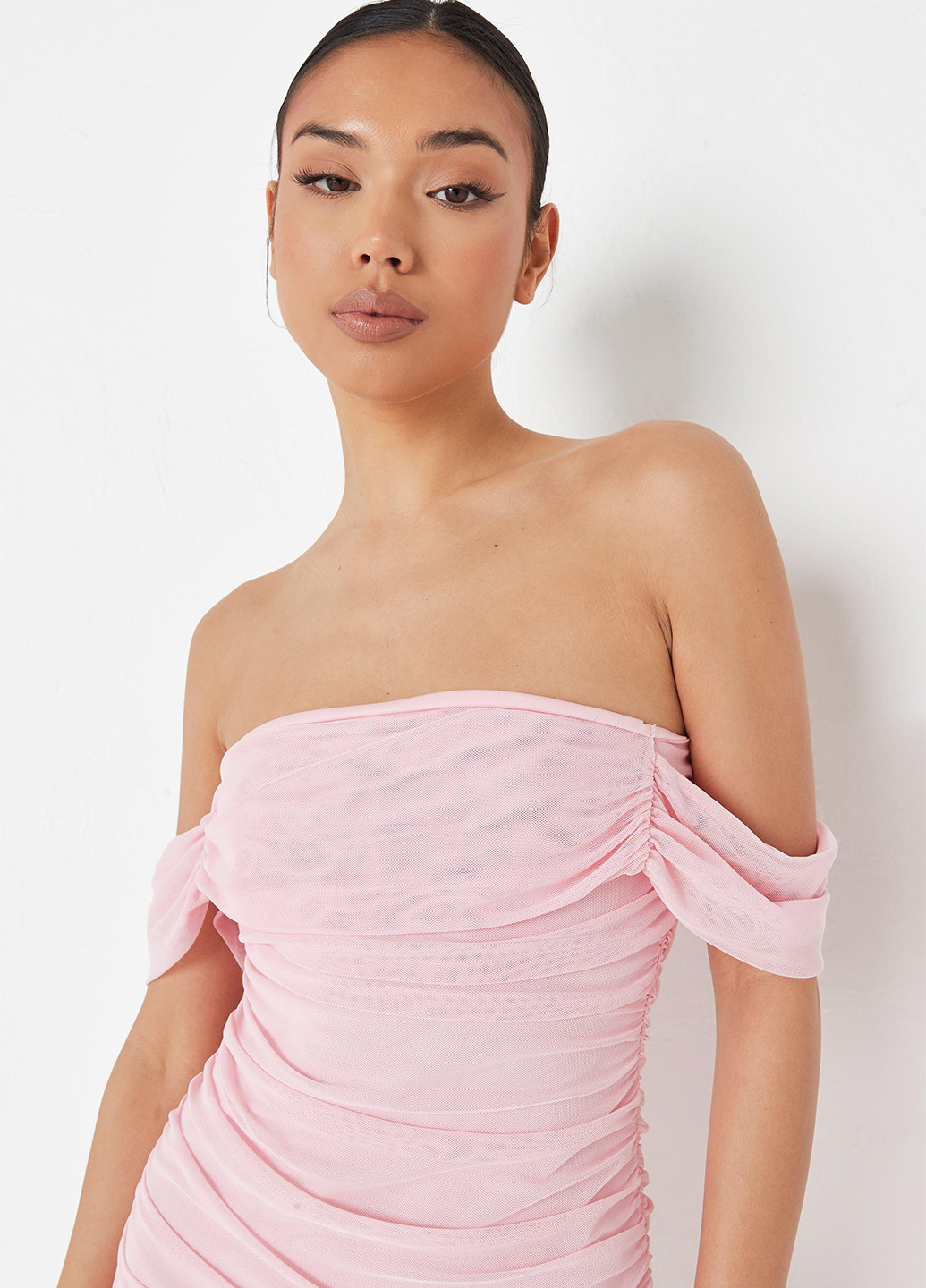 Светло-розовое коктейльное платье с открытыми плечами Missguided однотонное